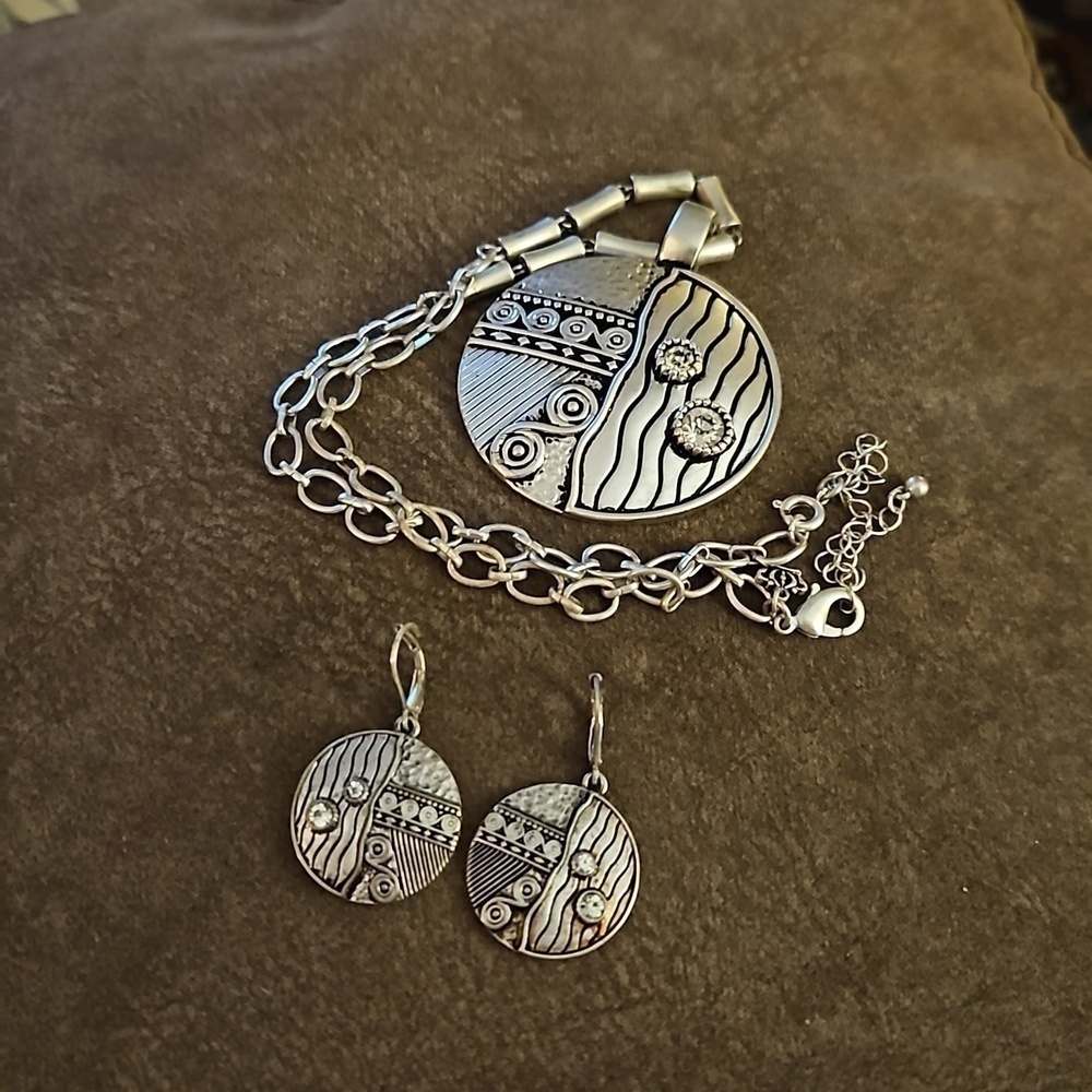 PREMIER DESIGNS New Seasons Reversible Abstract Circle Pendant Jewelry Set - Picture 2 of 9